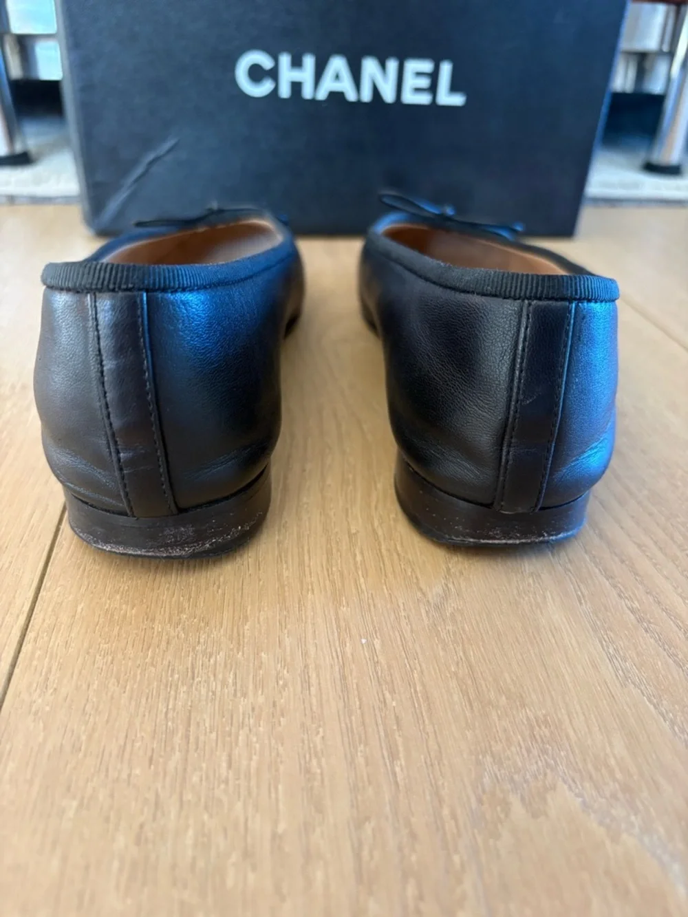 CHANEL Black Patent Cap-Toe Leather Ballet Flats with CC Logo